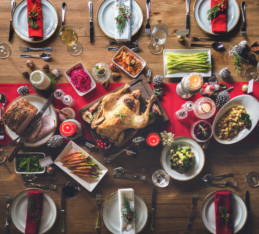 Christmas dinner table: how to avoid overeating during the holidays