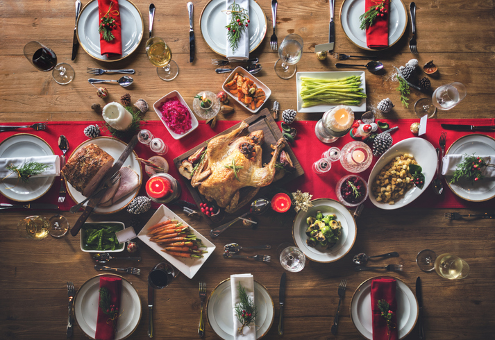 Christmas dinner table: how to avoid overeating during the holidays